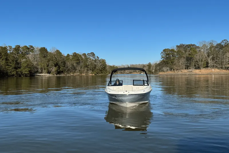 Slide: The Image of Sea Ray SPX 230 2025 - 6