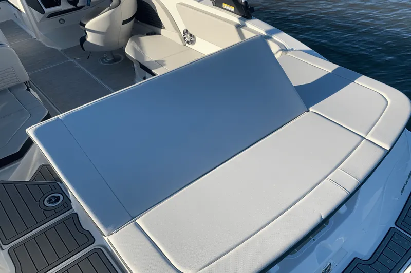 Slide: The Image of Sea Ray SPX 230 2025 - 9