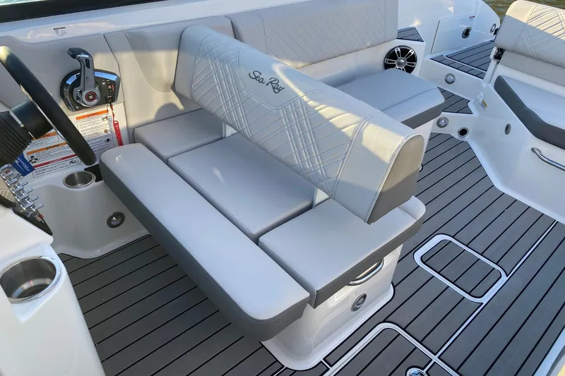 Slide: The Image of Sea Ray SDX 270 2025 - 11