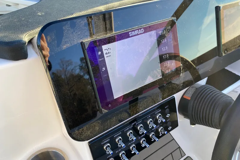 Slide: The Image of Sea Ray SDX 270 2025 - 13