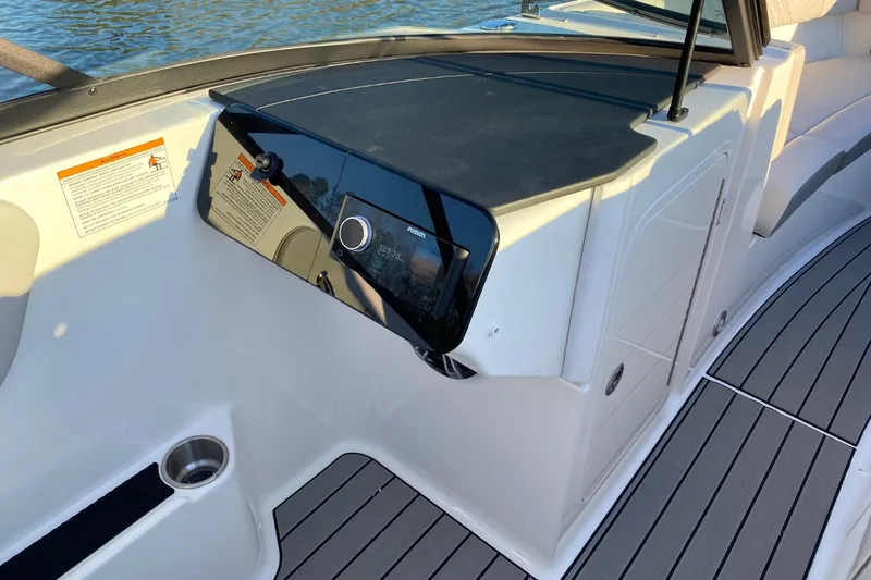 Slide: The Image of Sea Ray SDX 270 2025 - 16