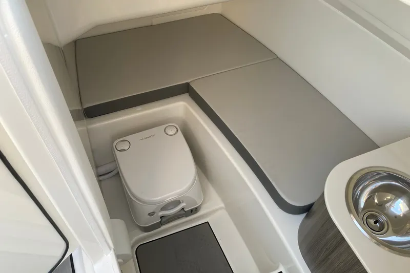 Slide: The Image of Sea Ray SDX 270 2025 - 17