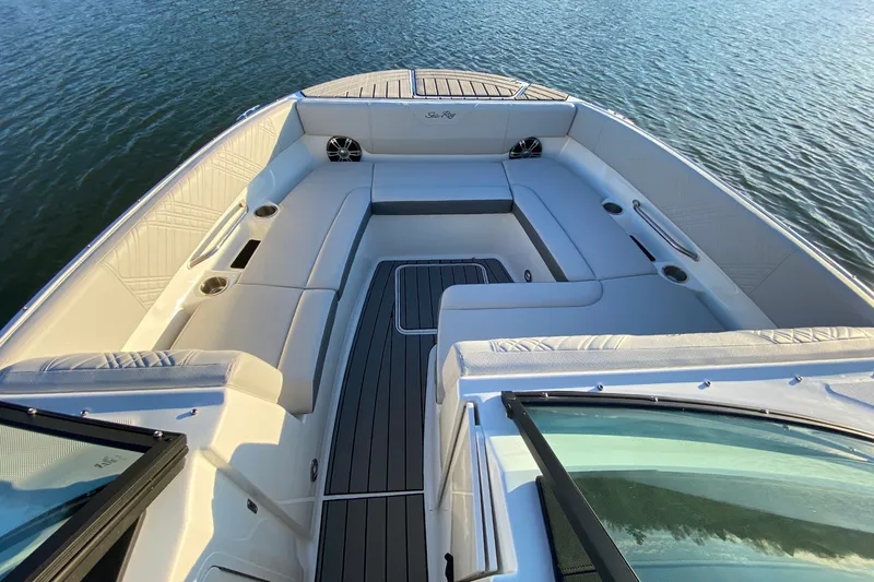 Slide: The Image of Sea Ray SDX 270 2025 - 19