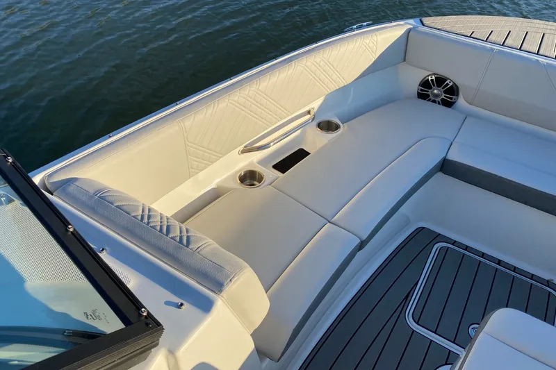 Slide: The Image of Sea Ray SDX 270 2025 - 22