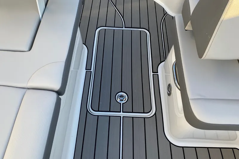 Slide: The Image of Sea Ray SDX 270 2025 - 9