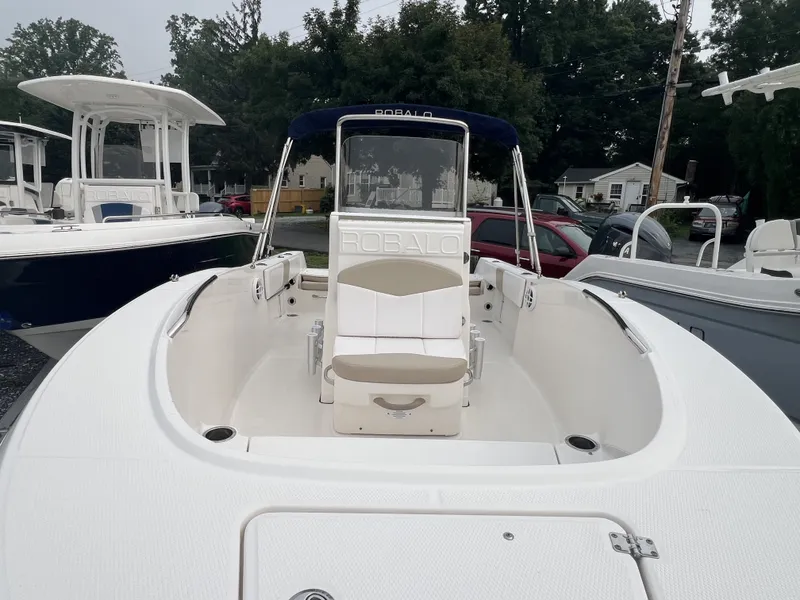 Slide: The Image of Robalo R180 2021 - 2