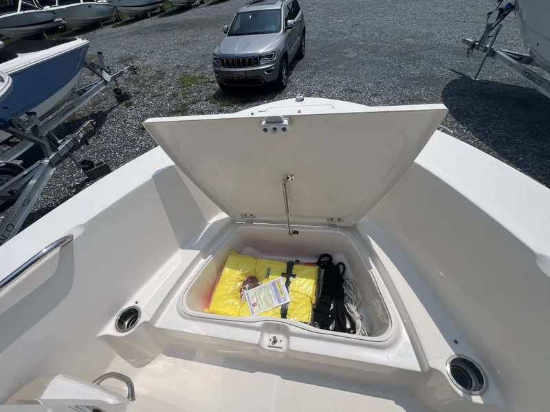 Slide: The Image of Robalo R180 2021 - 10