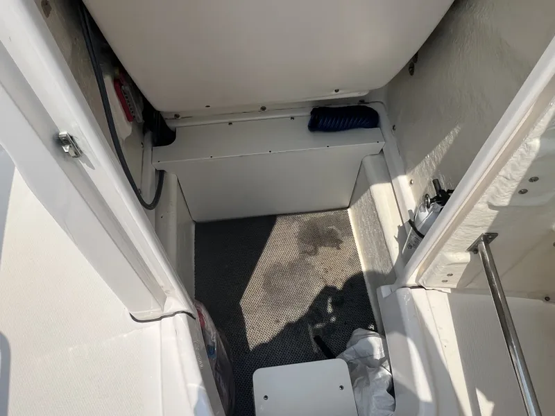 Slide: The Image of Robalo R180 2021 - 8