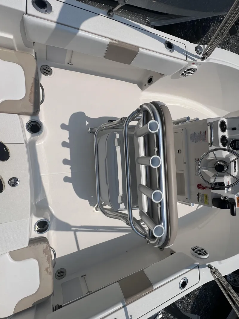 Slide: The Image of Robalo R180 2021 - 6
