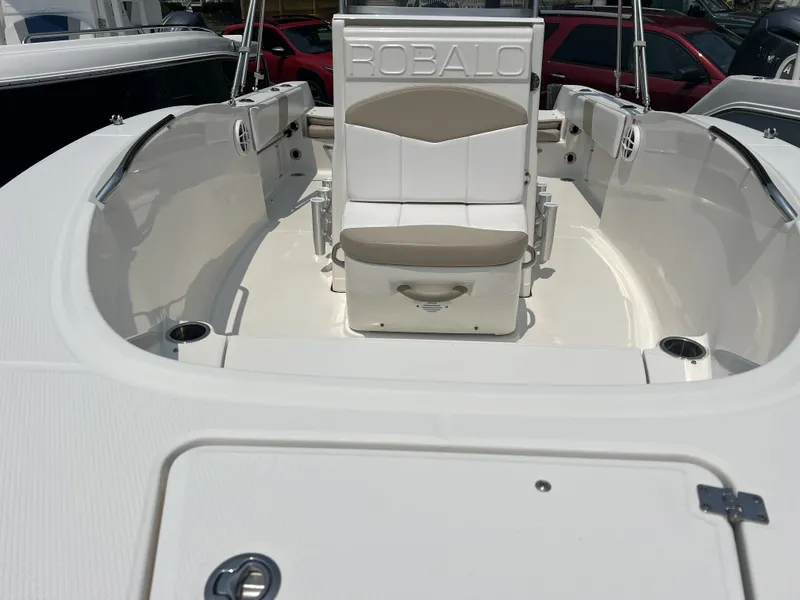 Slide: The Image of Robalo R180 2021 - 3