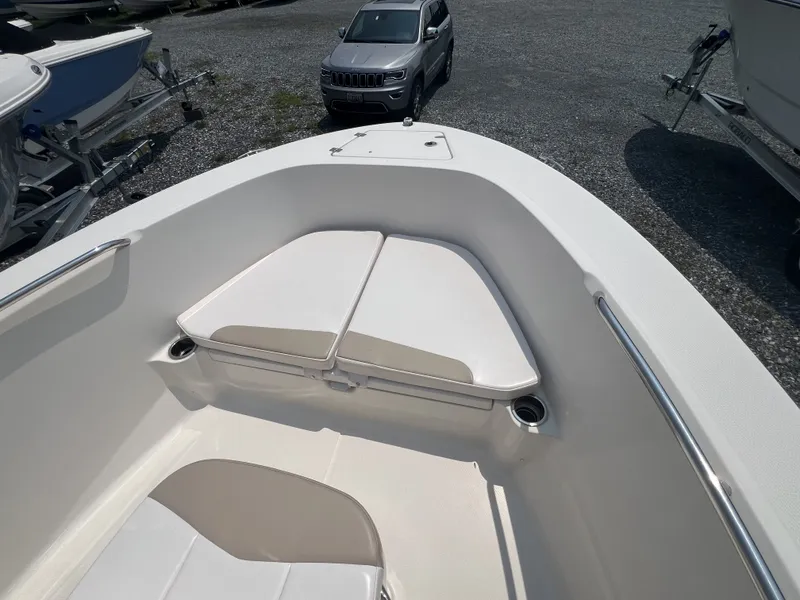 Slide: The Image of Robalo R180 2021 - 9