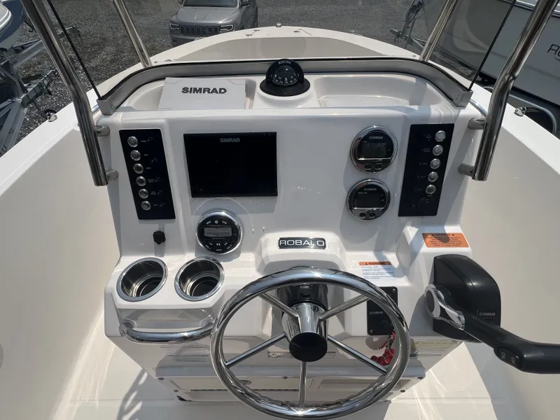Slide: The Image of Robalo R180 2021 - 7
