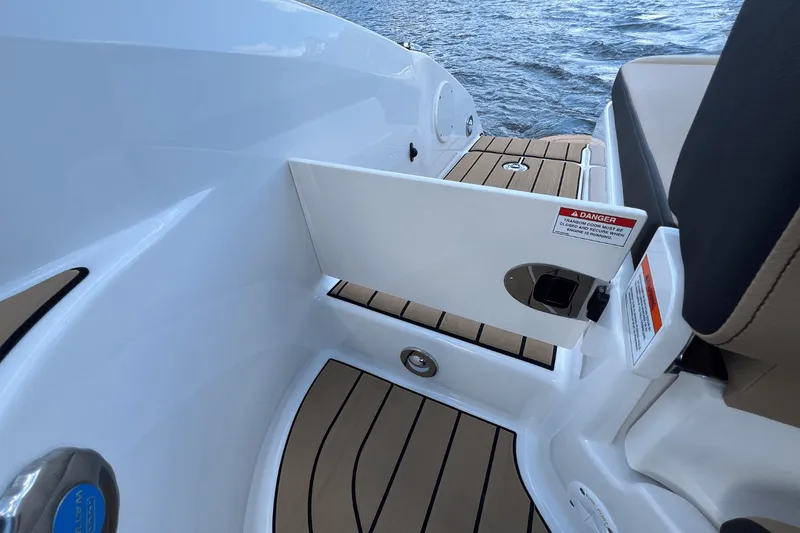 Slide: The Image of Sea Ray 250 SDX 2025 - 12