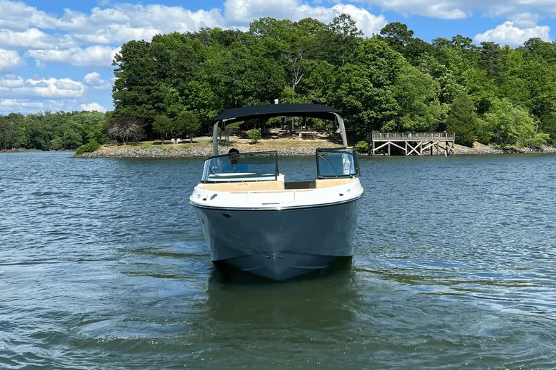 Slide: The Image of Sea Ray 250 SDX 2025 - 2