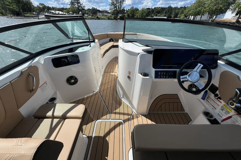 Slide: The Image of Sea Ray 250 SDX 2025 - 20