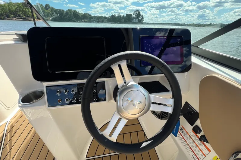 Slide: The Image of Sea Ray 250 SDX 2025 - 22