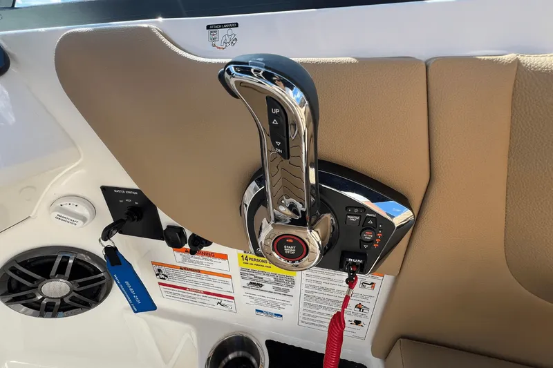 Slide: The Image of Sea Ray 250 SDX 2025 - 24