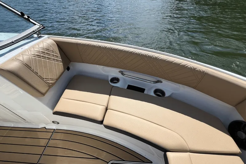 Slide: The Image of Sea Ray 250 SDX 2025 - 28