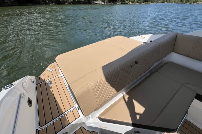Slide: The Image of Sea Ray 250 SDX 2025 - 7