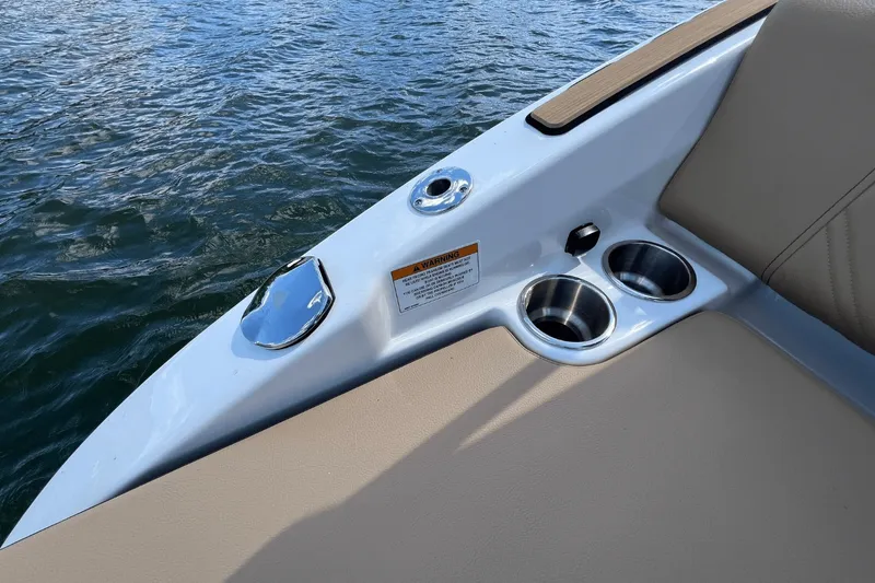 Slide: The Image of Sea Ray 250 SDX 2025 - 8