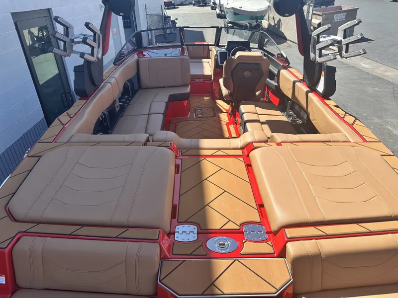 Slide: The Image of Malibu 23 LSV 2024 - 3