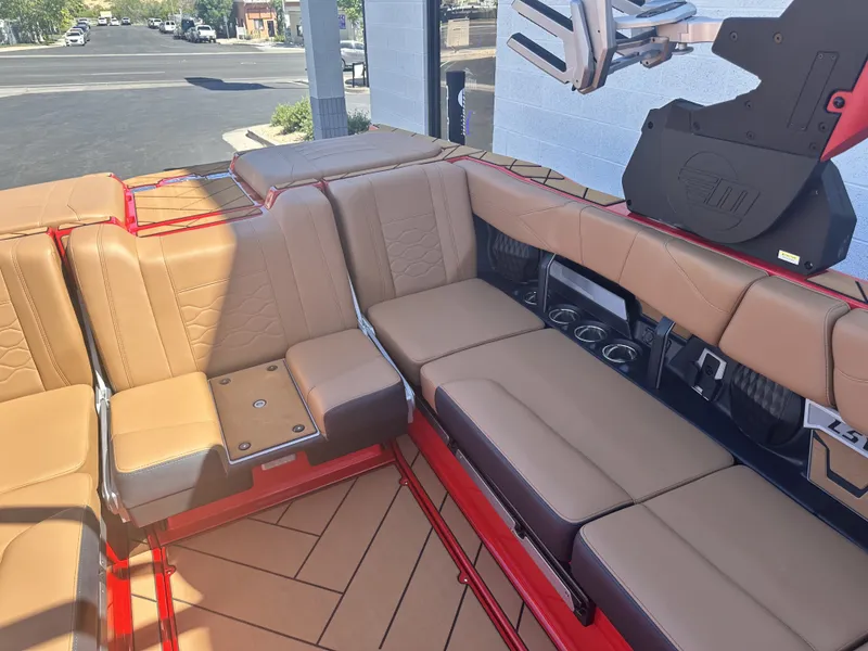 Slide: The Image of Malibu 23 LSV 2024 - 4