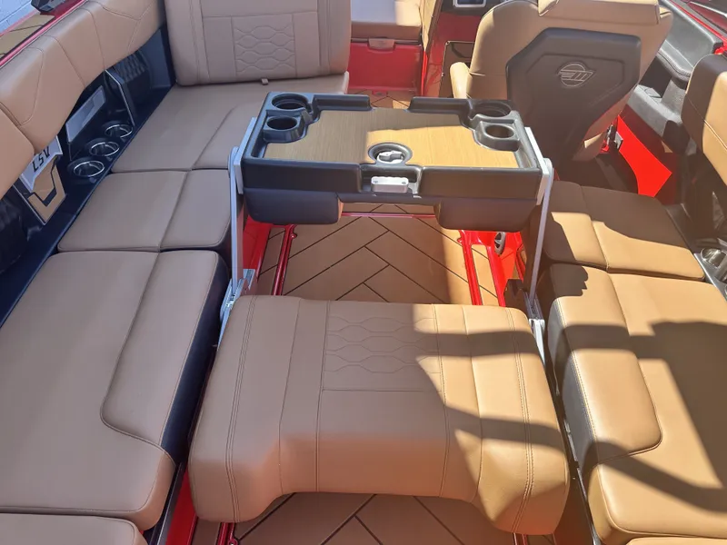 Slide: The Image of Malibu 23 LSV 2024 - 8