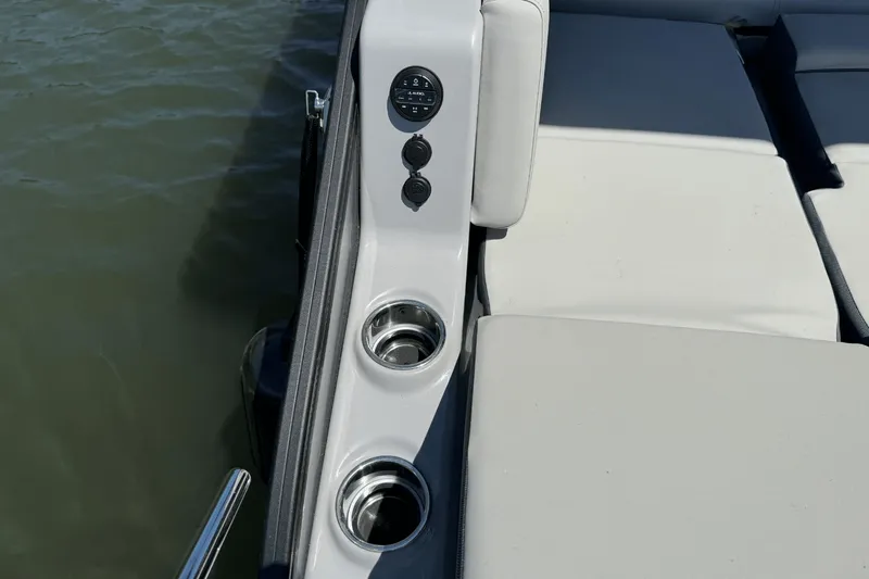 Slide: The Image of Harris 230 Grand Mariner 2025 - 11