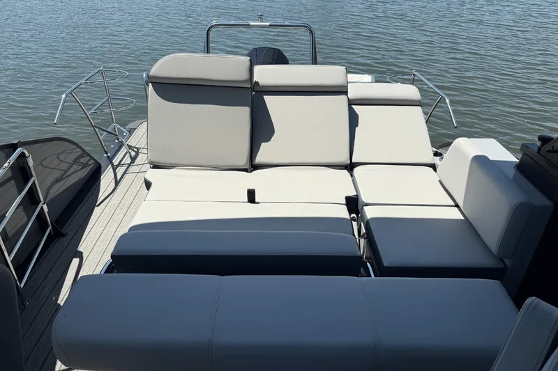 Slide: The Image of Harris 230 Grand Mariner 2025 - 12