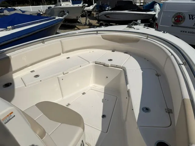Slide: The Image of Robalo R242 2016 - 5