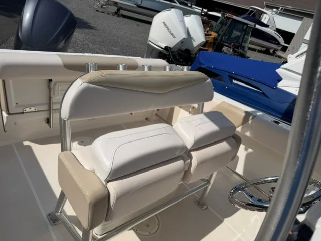 Slide: The Image of Robalo R242 2016 - 8