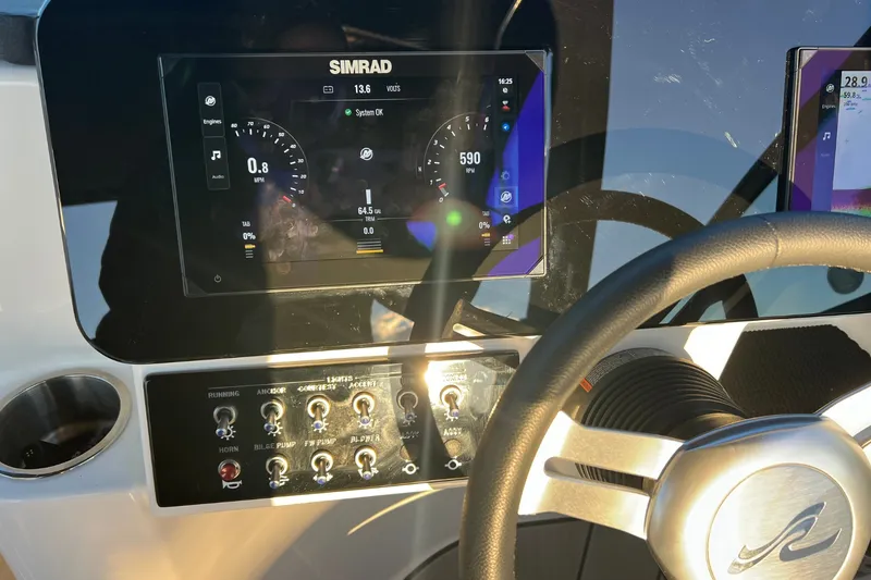 Slide: The Image of Sea Ray SDX 250 Surf 2025 - 15