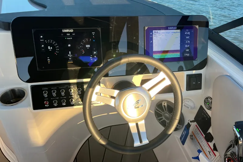 Slide: The Image of Sea Ray SDX 250 Surf 2025 - 16