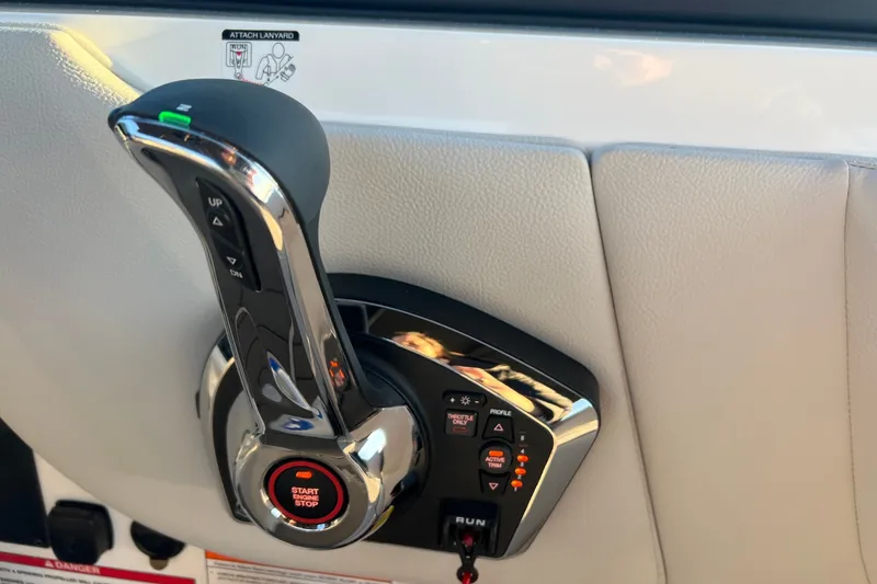 Slide: The Image of Sea Ray SDX 250 Surf 2025 - 17