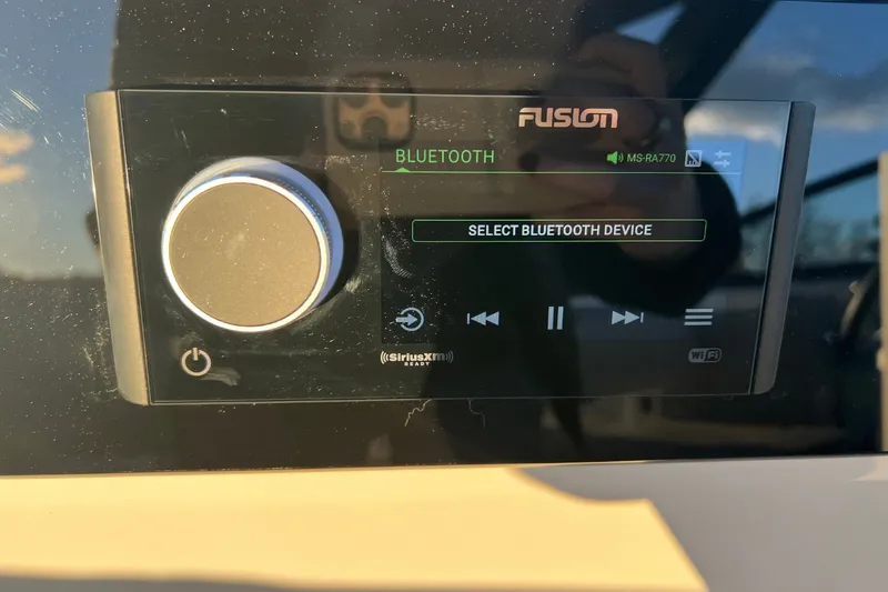 Slide: The Image of Sea Ray SDX 250 Surf 2025 - 18