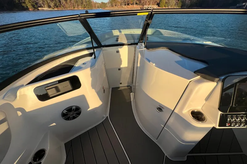 Slide: The Image of Sea Ray SDX 250 Surf 2025 - 19