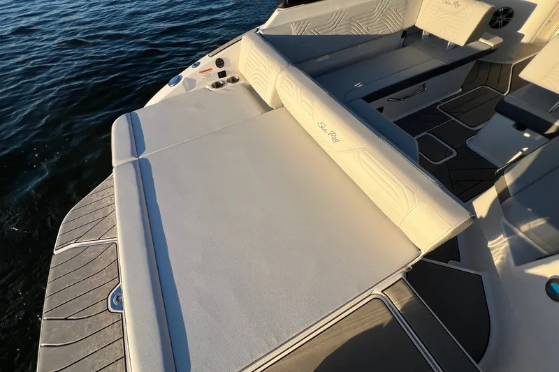 Slide: The Image of Sea Ray SDX 250 Surf 2025 - 7