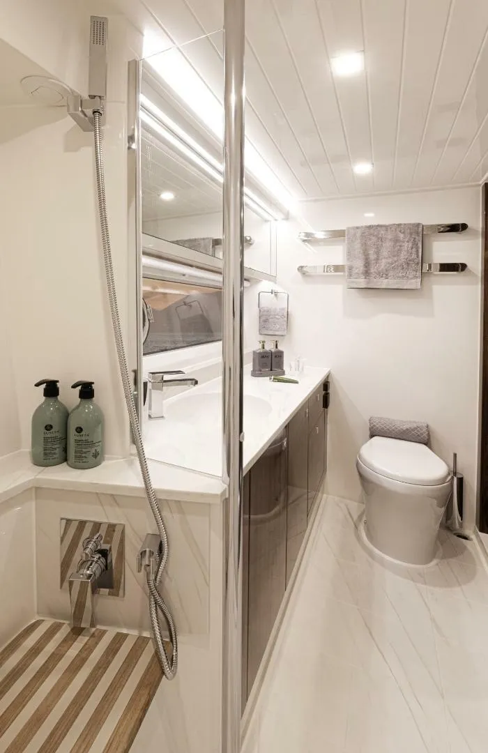 Slide: The Image of 022 Riviera 72 SMY SII Master Ensuite - 5755047