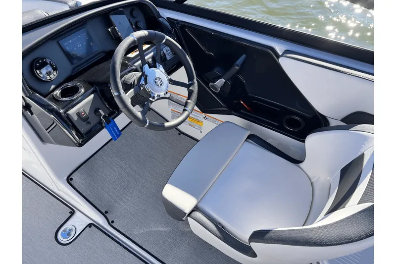 Slide: The Image of Yamaha AR195 2025 - 9