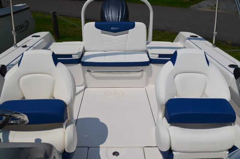 Slide: The Image of Robalo R207 2026 - 13