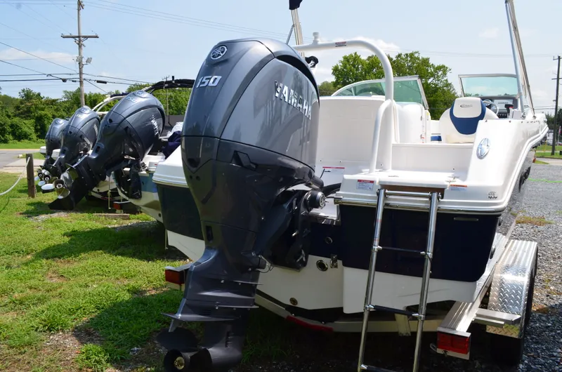 Slide: The Image of Robalo R207 2026 - 15