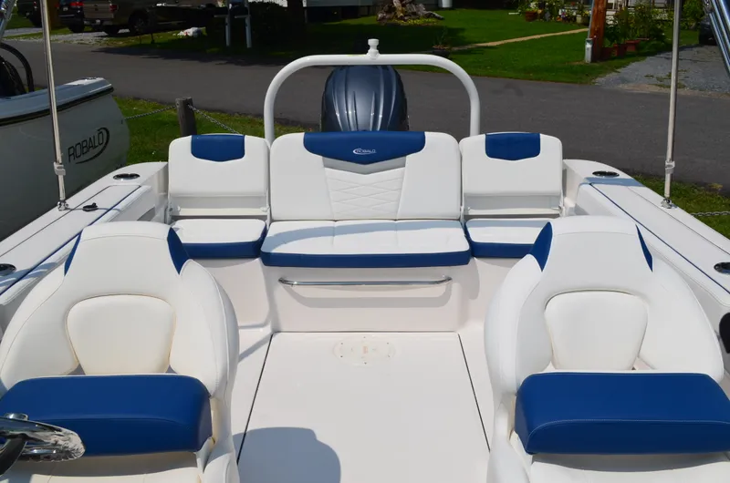 Slide: The Image of Robalo R207 2026 - 14