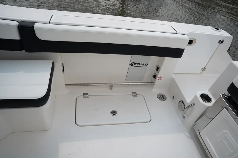 Slide: The Image of Robalo R277 2026 - 40