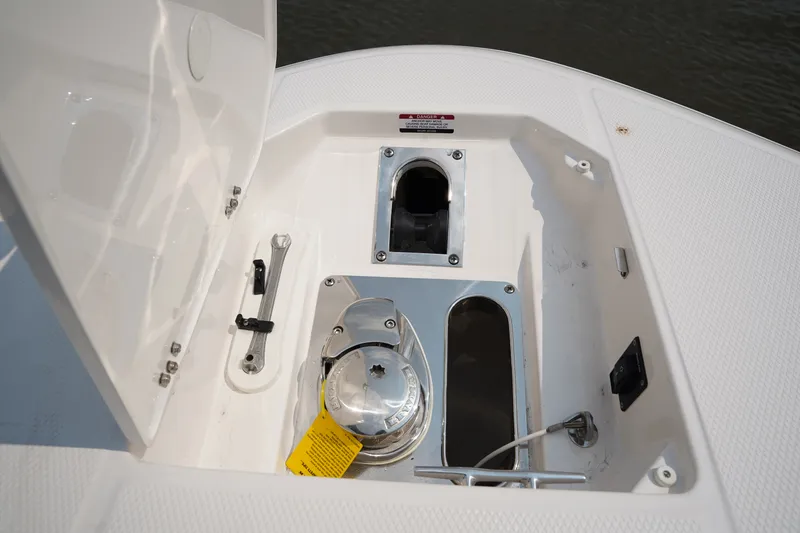 Slide: The Image of Robalo R277 2026 - 32