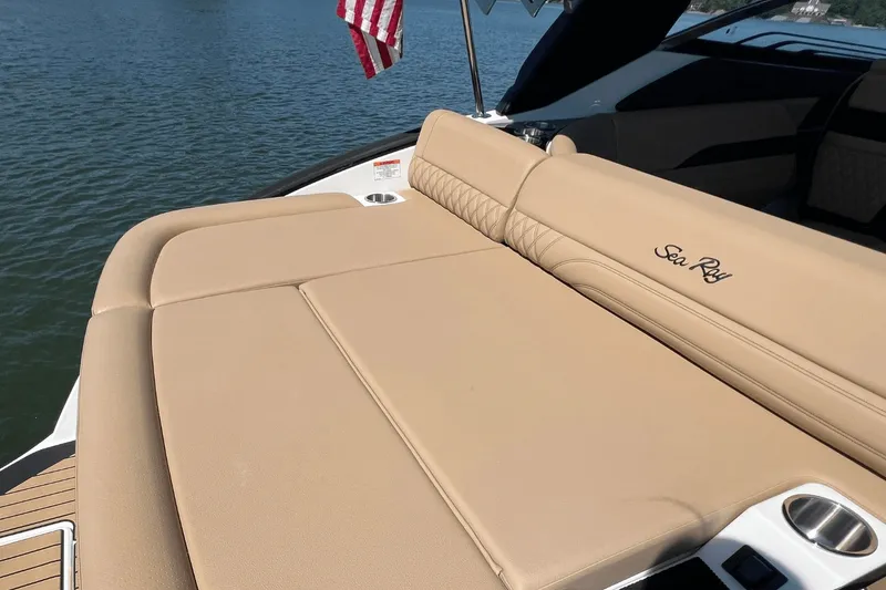 Slide: The Image of Sea Ray SLX 260 Surf 2025 - 11