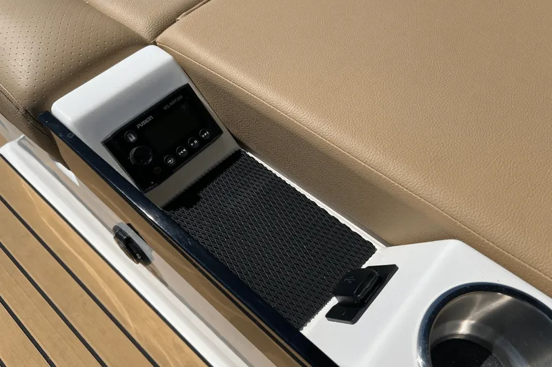 Slide: The Image of Sea Ray SLX 260 Surf 2025 - 12