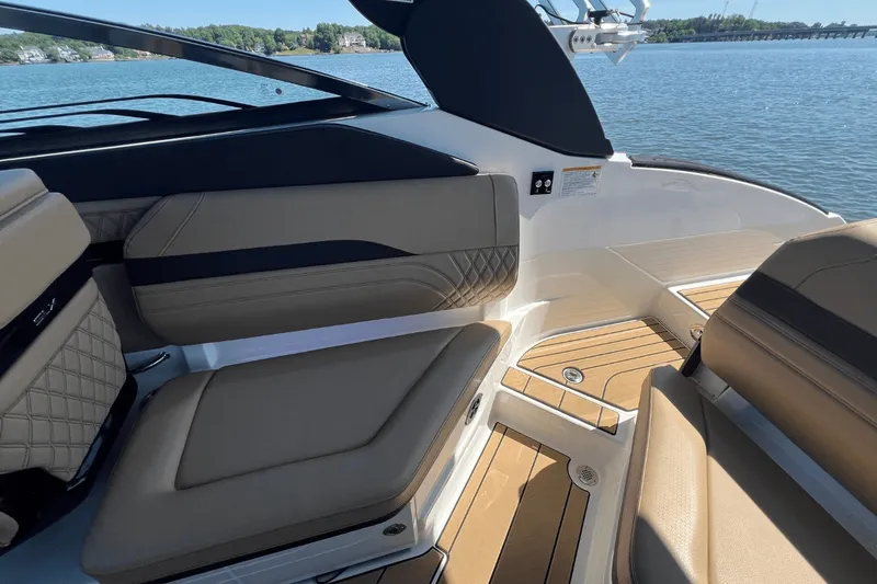 Slide: The Image of Sea Ray SLX 260 Surf 2025 - 13