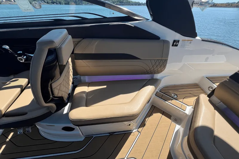 Slide: The Image of Sea Ray SLX 260 Surf 2025 - 14