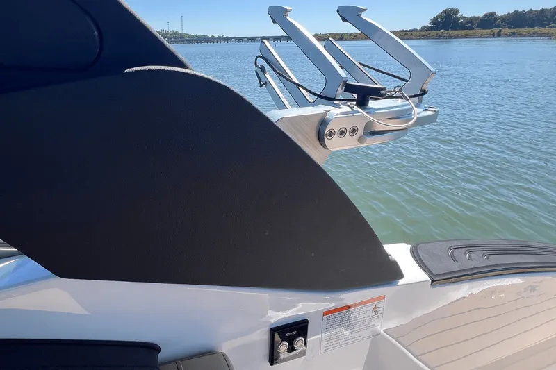 Slide: The Image of Sea Ray SLX 260 Surf 2025 - 15