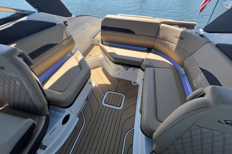 Slide: The Image of Sea Ray SLX 260 Surf 2025 - 18